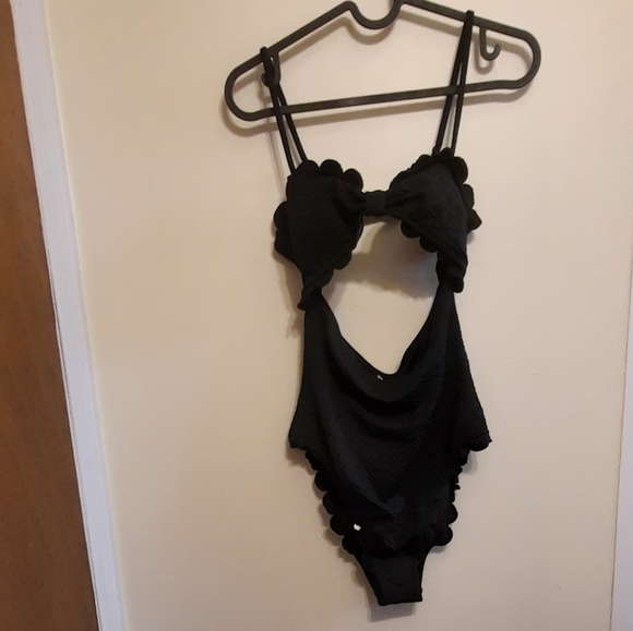 NWT Cupshe Black Textured Scallop Edge One Piece Swimsuit - Picture 7 of 16